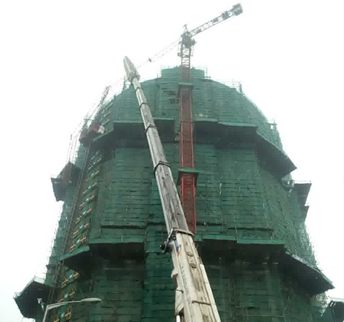 加查吊车在工地上作业